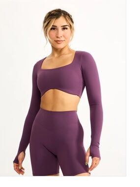 Buffbunny LONGSLEEVE CURVE CROP
HIGH COURT Size M
